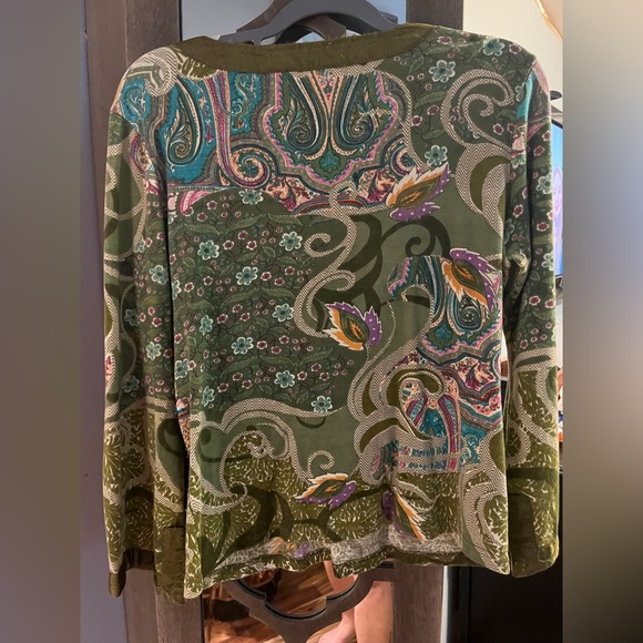 Fancy pattern and sparkled top! Size L but runs small. Figure flattering - Picture 2 of 4